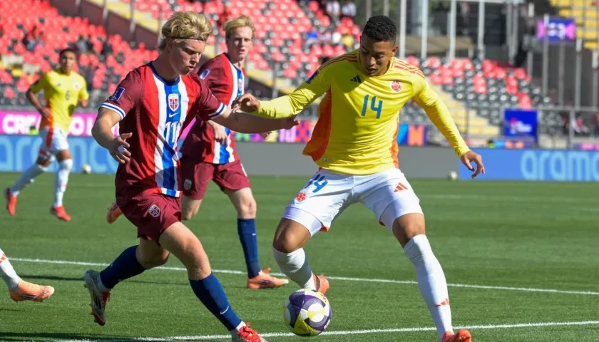 Jordan Barrera en una jugada en el partido ante Noruega