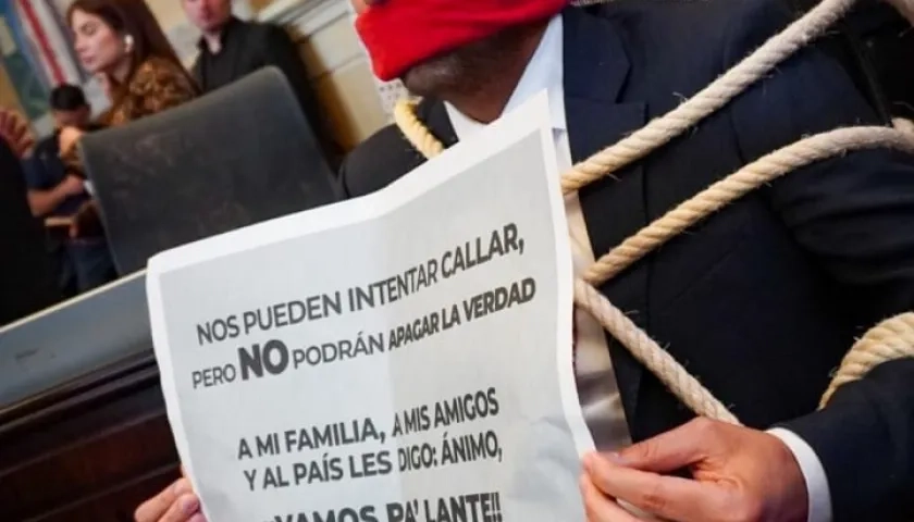 El presidente de la Cámara de Representantes, Julián López, amarrado a su curul.