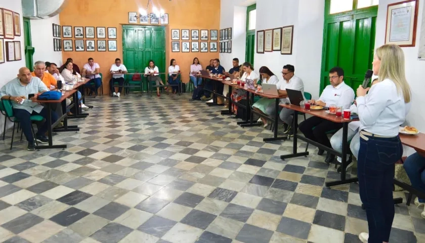 La viceministra de Infraestructura del Ministerio de Transporte, Liliana Ospina, en la reunión en Cartagena