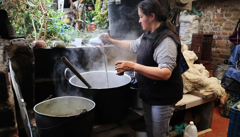 Luz María Rodríguez trabaja en el proceso de teñir lana con tinta extraída de hojas de coca 
