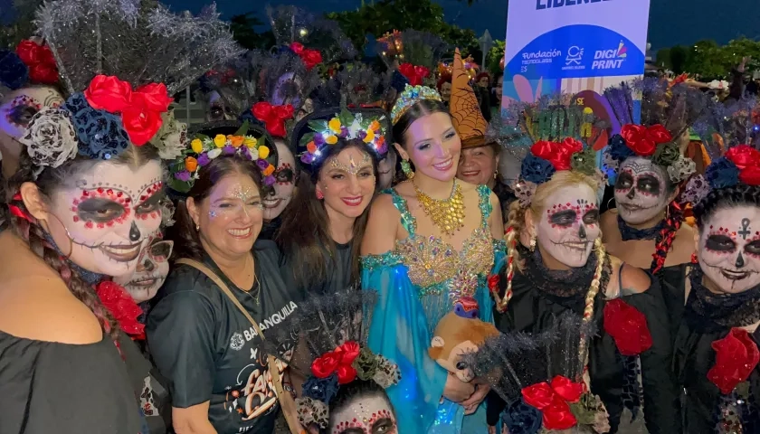 La Reina del Carnaval 2026 Michelle Char y  la primera dama, Katia Nule junto a catrinas. 