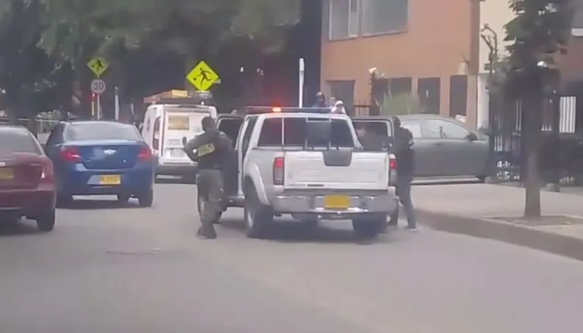 Momentos en que los militares heridos eran trasladados en una camioneta a un hospital. 
