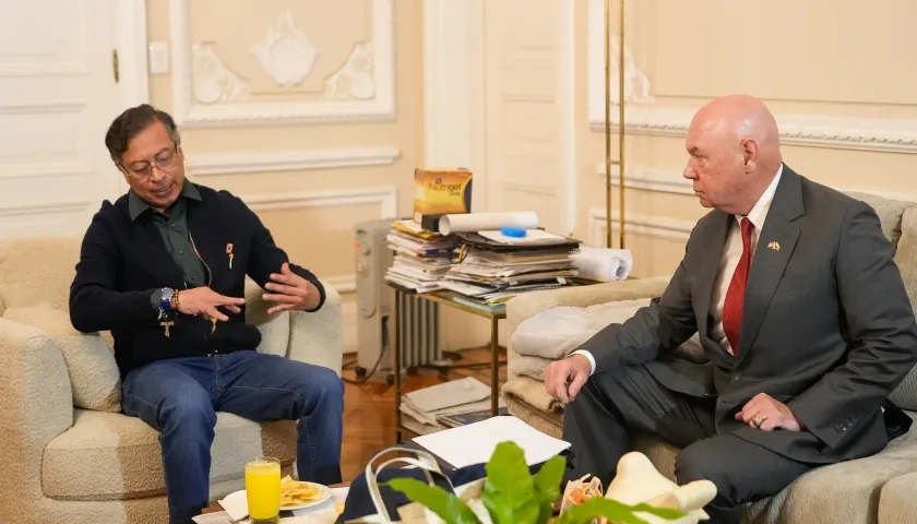 El Presidente Gustavo Petro y el jefe de Misión y encargado de Negocios de la Embajada de EE.UU. en Bogotá, John T. McNamara.