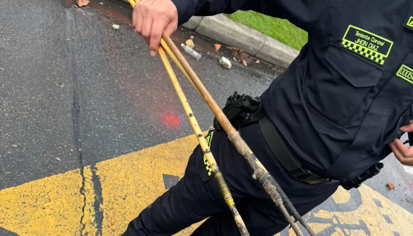 Algunas de las flechas con que atacaron a los policías. 