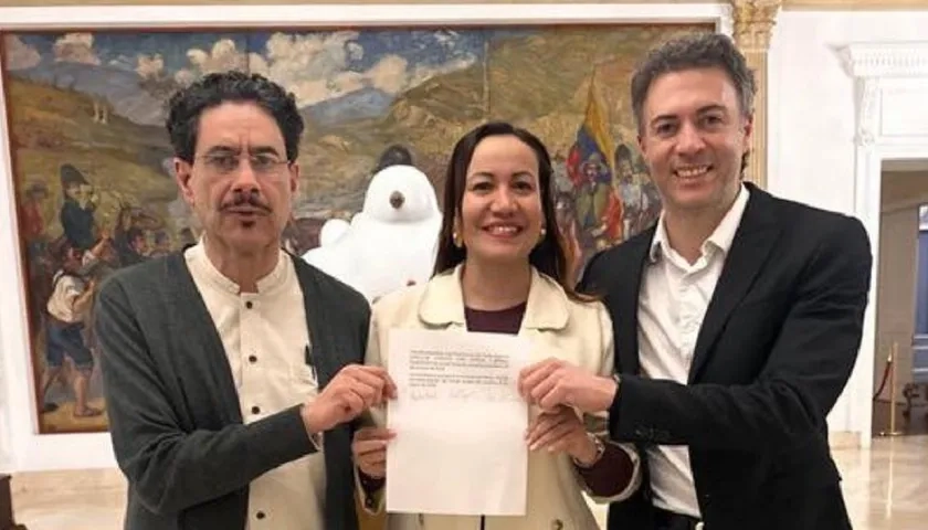 Los precandidatos presidenciales Iván Cepeda, Carolina Corcho y Daniel Quintero. 