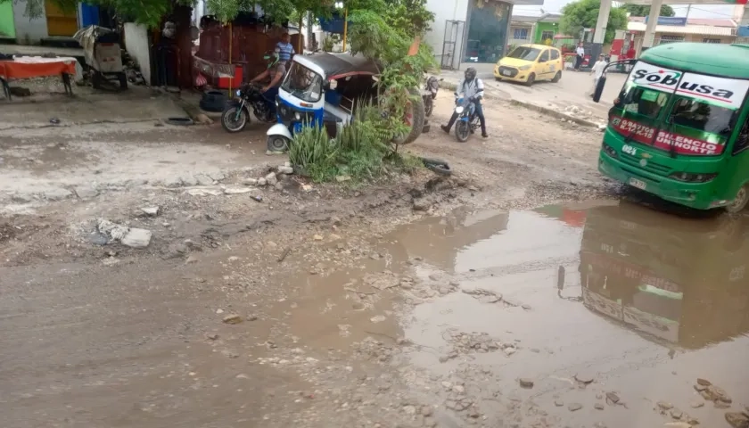 Vía en mal estado en carril norte -sur de la prolongación de Murillo, frente al centro comercial Nuestro Atlántico. 