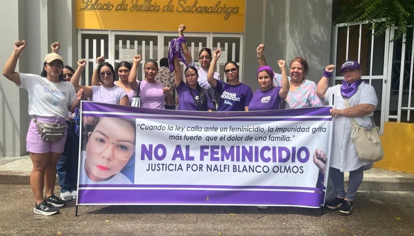 Plantón de la familia de Nalfi Blanco frente al Palacio de Justicia de Sabanalarga. 