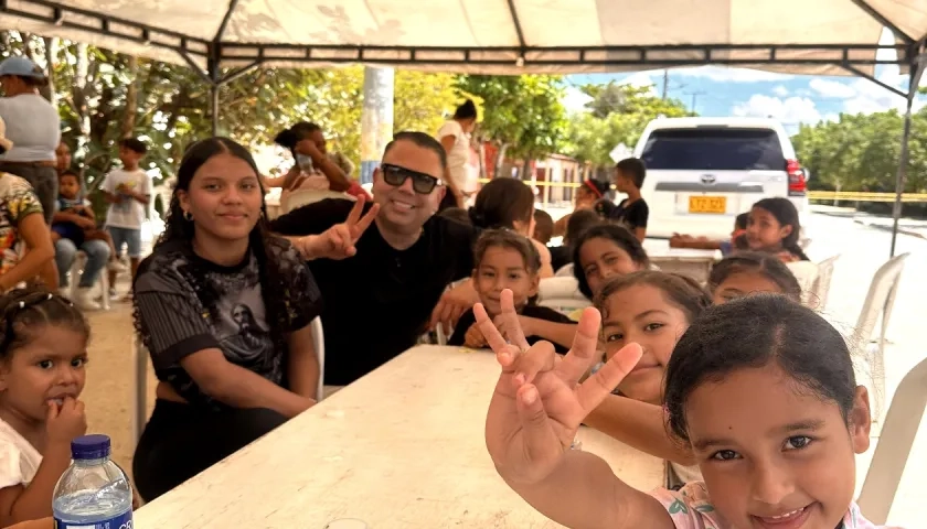 El diputado Harry Canedo junto a los beneficiarios en Santo Tomás.