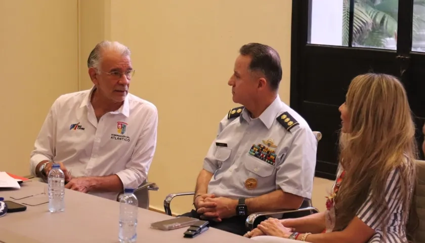 Gobernador Verano junto a directivo de Satena y Ana María Aljure, gerente de Ciudad de Barranquilla.