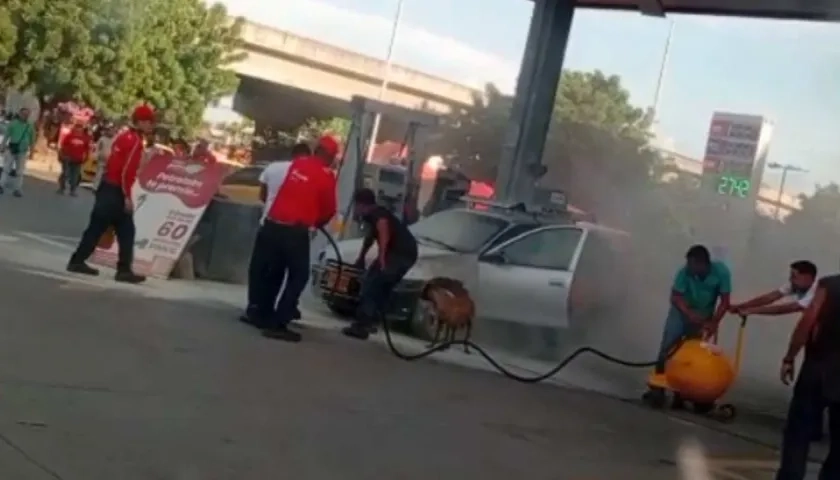 Incendio de un vehículo en una estación de servicios.