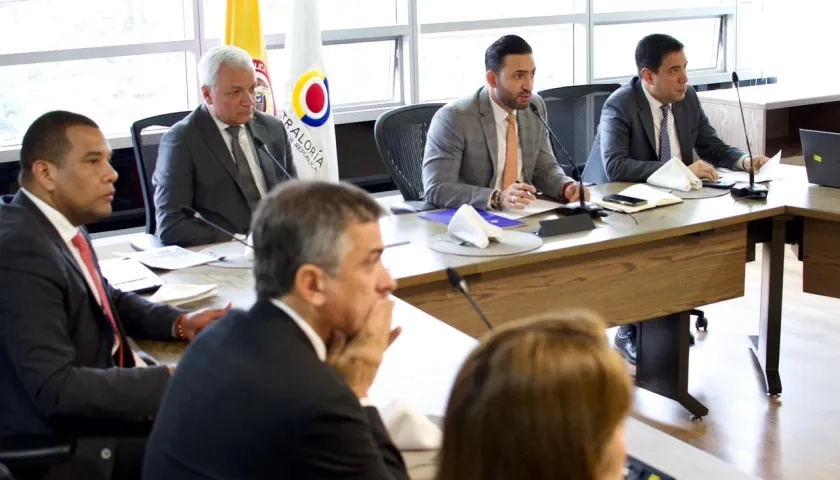 El Vicecontralor, Carlos Mario Zuluaga Pardo, en mesa de trabajo. 