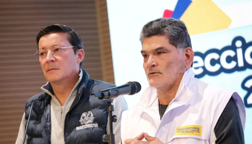 El Procurador acompañado del Registrador