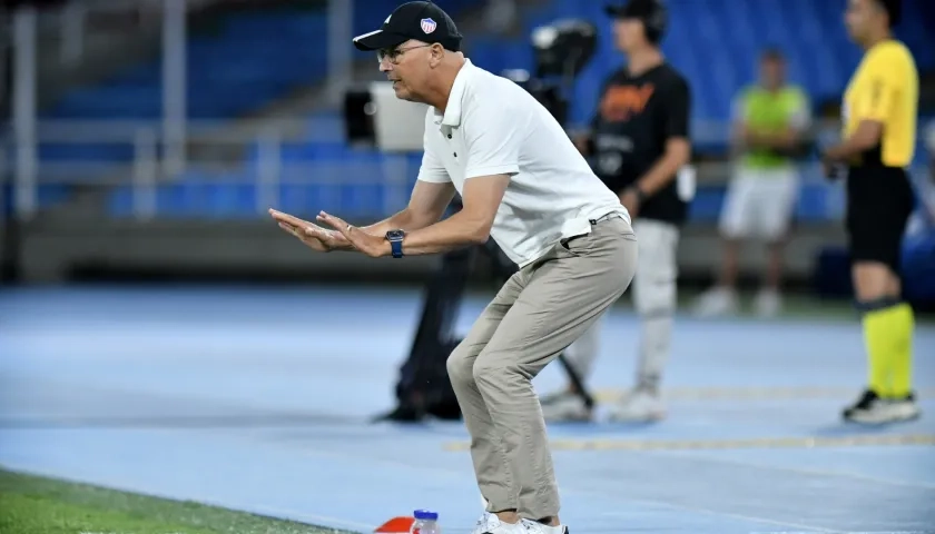 El técnico del Junior, Alfredo Arias, durante el partido contra América. 