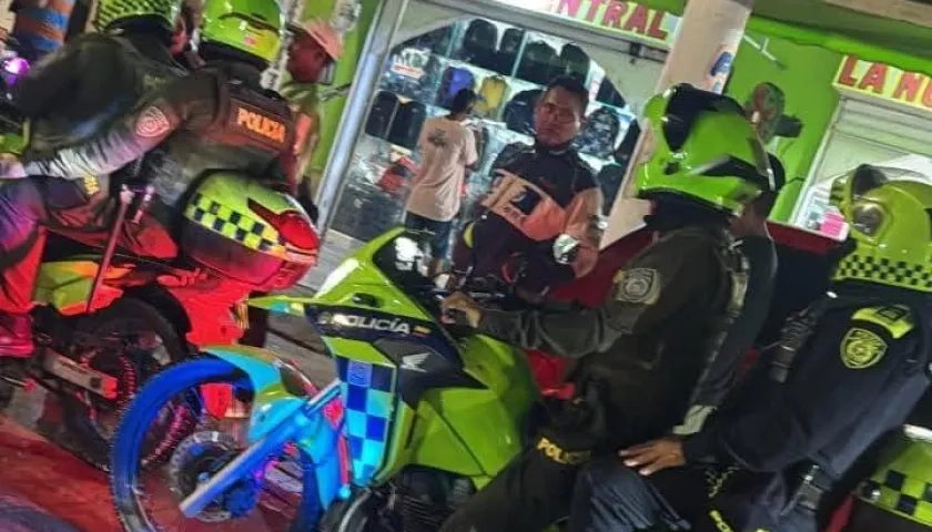 Policía atendiendo atentado en negocio de Sabanagrande. 