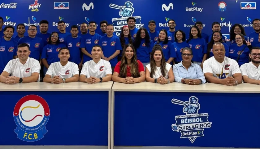 Los voluntarios escogidos con los encargados de las diferentes áreas de la organización Caimanes. 