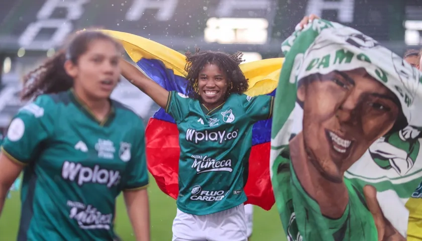 Jugadoras del Deportivo Cali celebran tras lograr el paso a la final de la Copa Libertadores femenina.