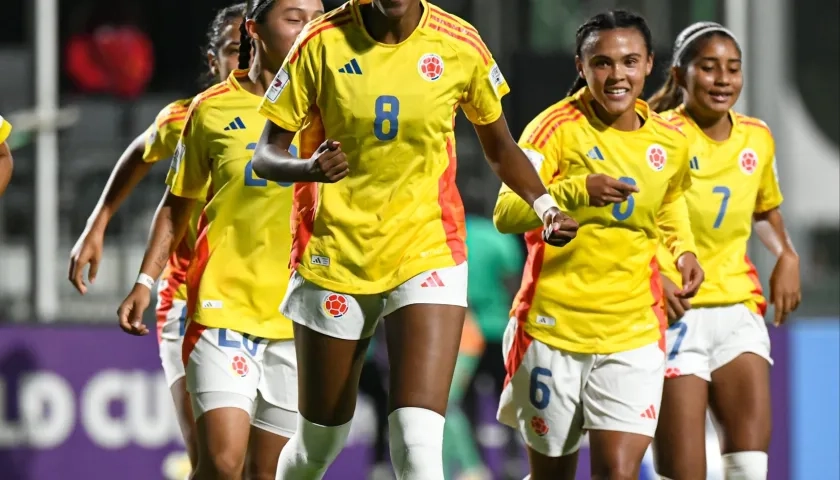 London Crawford (8) celebra tras marcar el sgundo gol colombiano. 