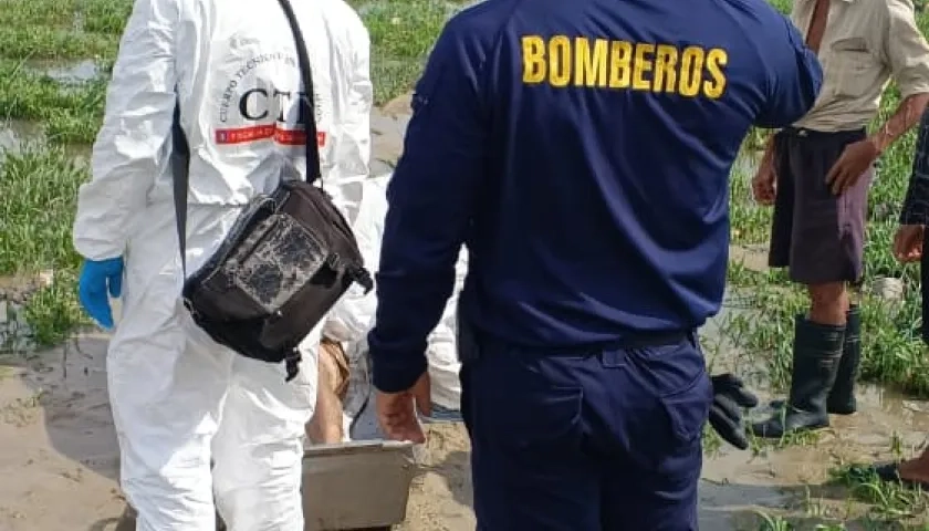 Autoridades en el levantamiento del cadáver de Marlon Pérez.