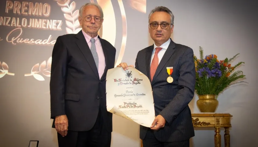 Henry Gallardo, director general de Fundación Santa Fe de Bogotá recibe el Premio Gonzalo Jiménez de Quesada 2025 en manos del presidente de la Sociedad de Mejoras y Ornato de Bogotá, Carlos Pombo Urdaneta. 