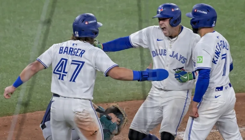 George Springer llega al plato tras batear jonrón de tres carreras para los Azulejos. 