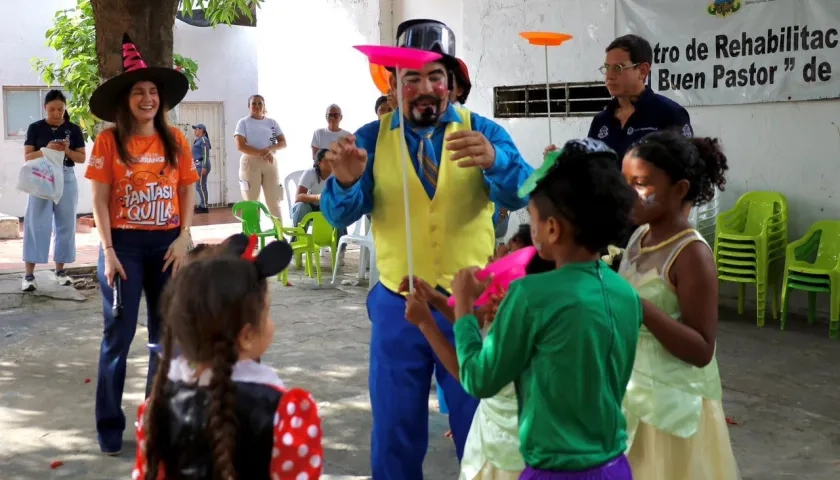 Niños compartiendo entre risas y alegrías con diferentes actividades.