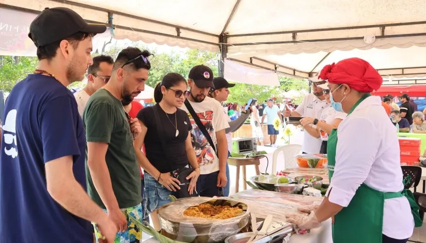 Visitantes al FestiCamarón 2025, en Puerto Colombia.