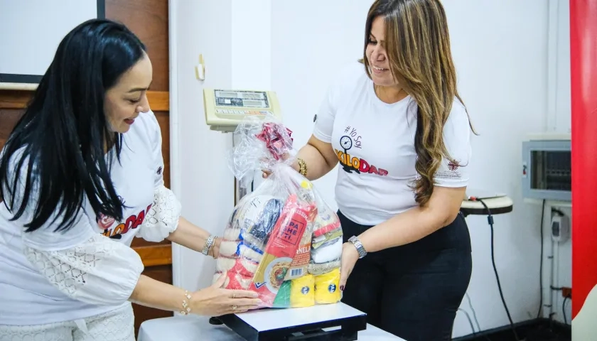 Pesaje de las primeras donaciones. 