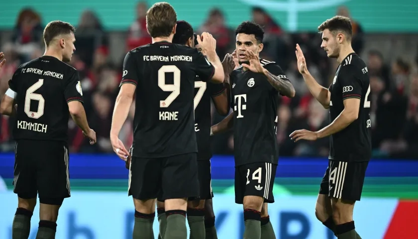 Luis Díaz celebra su gol, el del empate del Bayern, con Harry Kane. 