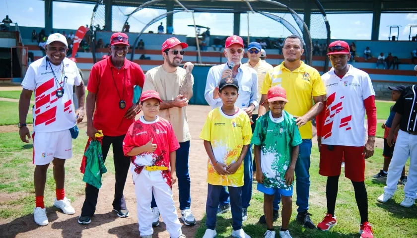 El gobernador Eduardo Verano asistió a la apertura en Manatí.