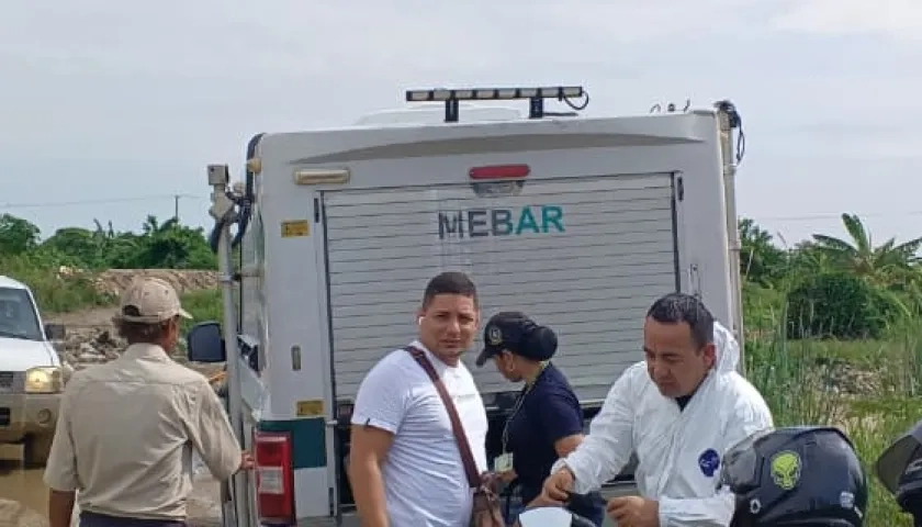 Autoridades en el levantamiento del cadáver.