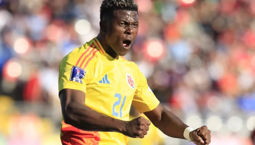 El goleador colombiano Neiser Villarreal celebra uno de sus goles ante España. 