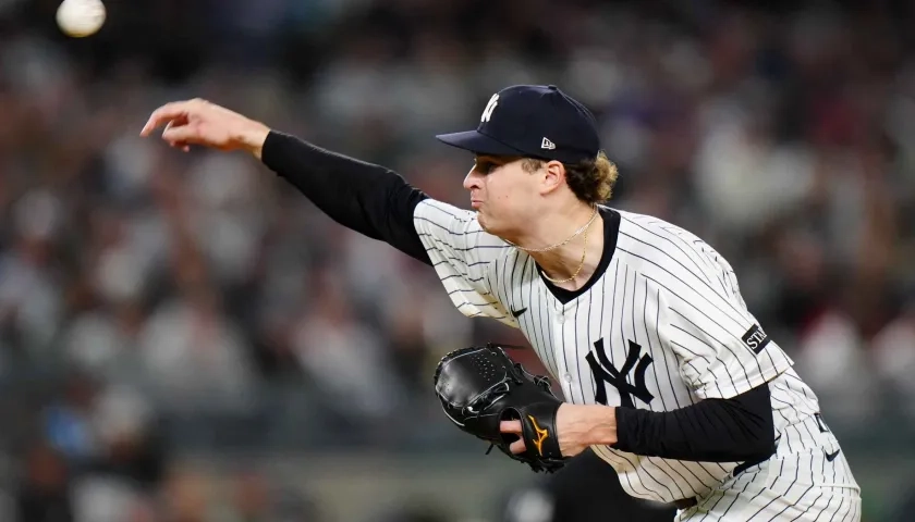 El novato Cam Schlittler se llevó la victoria al ponchar 12 bateadores de Boston en ocho entradas. 