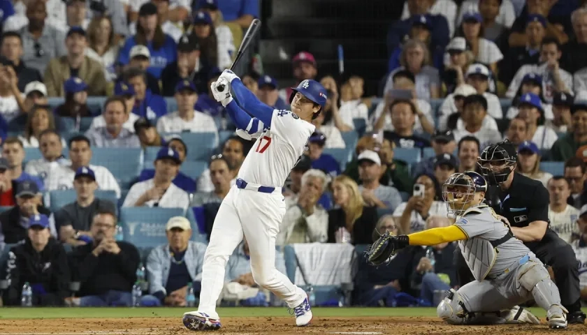 Momento en que Ohtani batea su segundo jonrón de la noche ante Chad Patrick, en el cuarto inning.