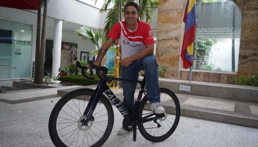 Cristian Ortega con la bicicleta que le obsequió la Gobernación del Atlántico. 