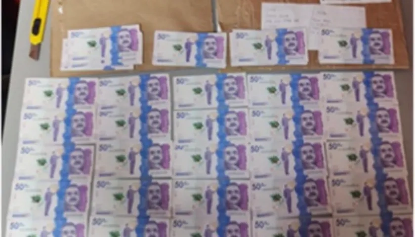 Pesos y dólares falsos