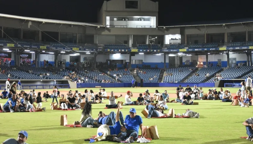 Aficionados en el terreno del juego del Édgar Rentería disfrutando de 'Picnic en el Diamante'.