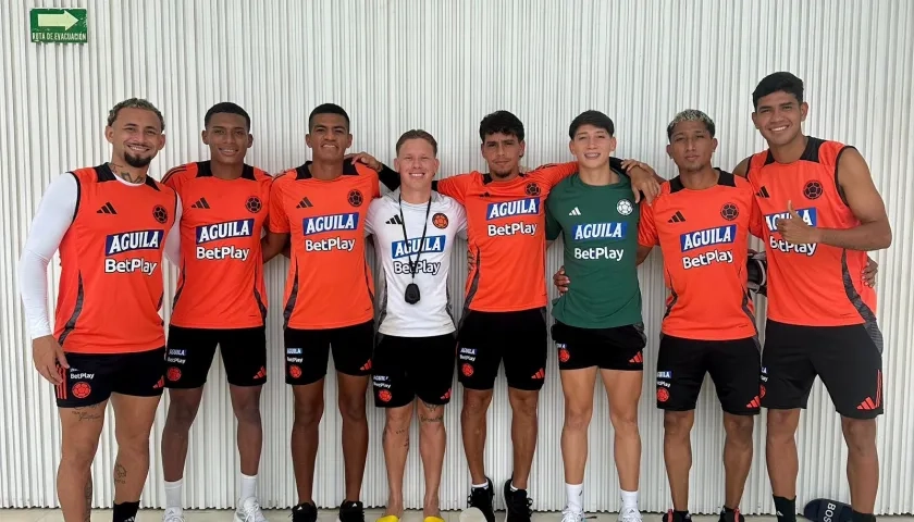 Los ocho atlanticenses integrantes de la Selección Colombia de fútbol playa.