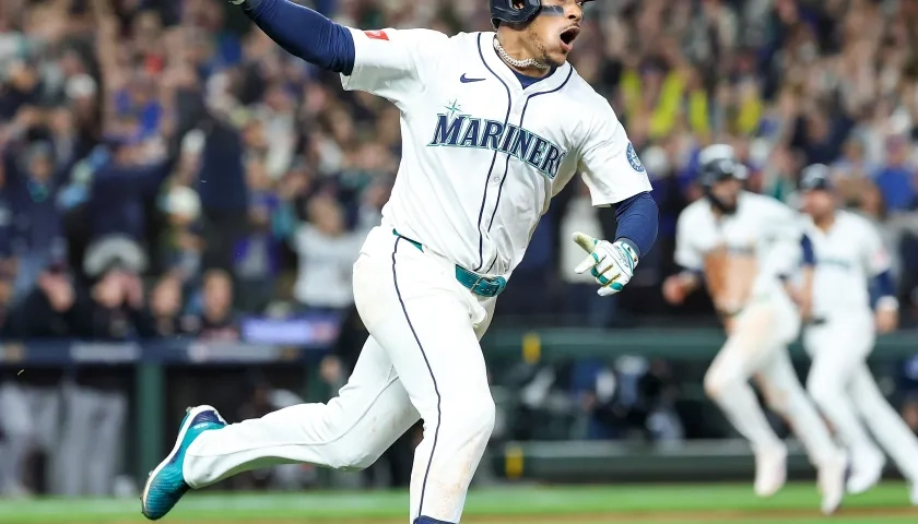 La emoción de Jorge Polanco tras conectar el hit que le dio el triunfo a su equipo. 