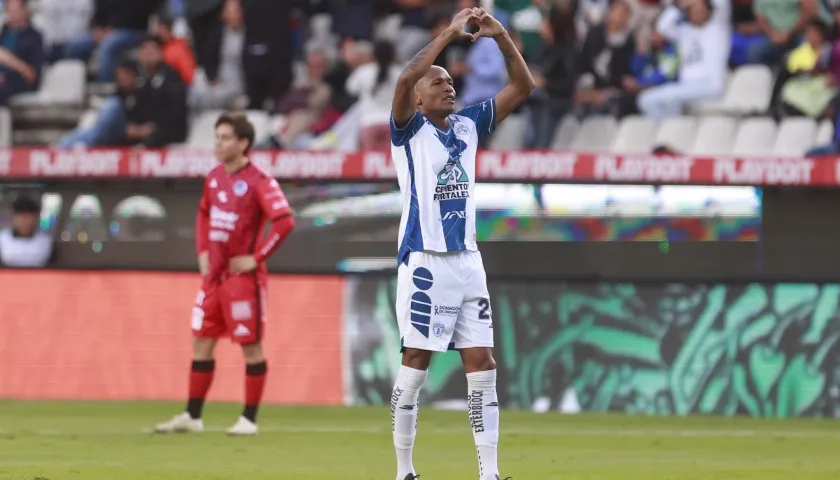 Luis Quiñones celebra el gol con el cual le dio el triunfo al Pachuca.