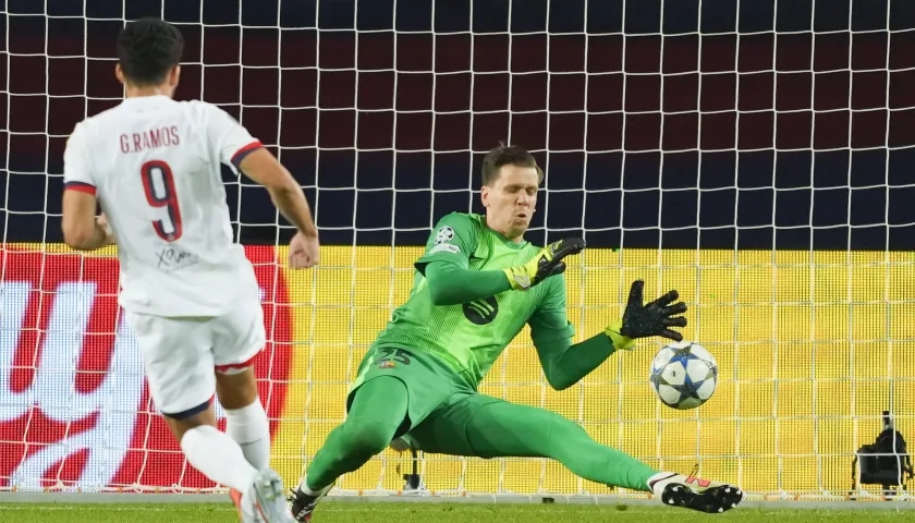 Gonçalo Ramos marca ante el portero Szczesny para darle la victoria al PSG sobre el Barcelona. 