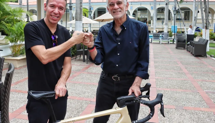 Rigoberto Urán con el gobernador del Atlántico, Eduardo Verano. 