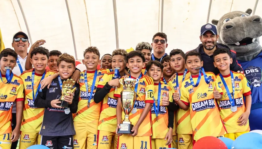 Grupo de la escuela de fútbol 'Ringo' Amaya campeona de la Gato Pérez Bogotá Cup.