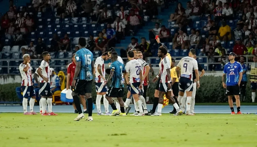 Momento en que el árbitro Wílmar Roldán le muestra la roja a Daniel Rivera.