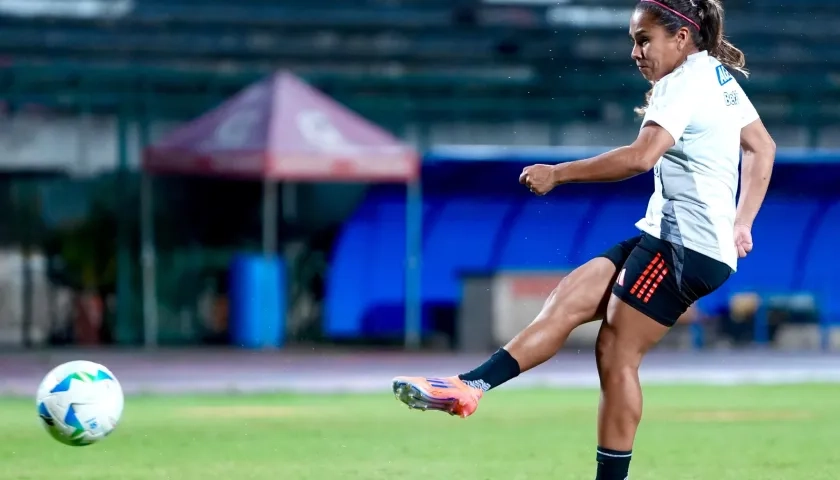 Leicy Ssntos, mediocampista de la Selección Colombia femenina. 