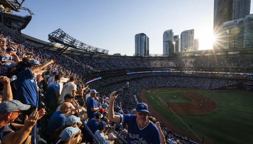 Aficionados de los Azulejos en el Rogers Centre de Toronto. 