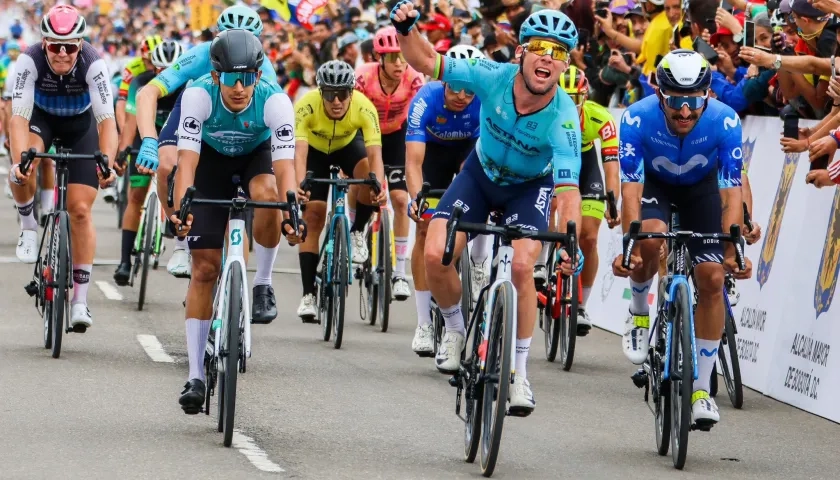 Mark Cavendish celebra tras ganar una etapa del Tour Colombia en 2024. 
