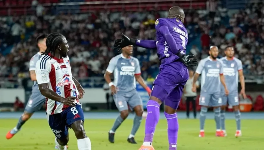 Yimmi Chará en la acción en la que marcó el gol de Junior ante Santa Fe.