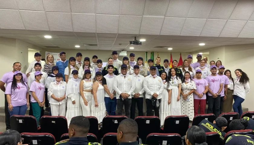 Equipo de Damas y Caballeros púrpura, conformado por el sector académico, político y civil, en el Auditorio Benjamín Herrera de la Sede Principal, Universidad Libre Seccional Barranquilla.