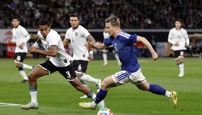 Acción de juego entre Japón y Bolivia.