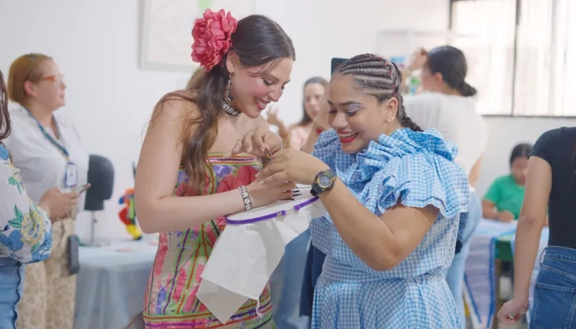 La Reina Michelle estuvo atenta a cada detalle de su vestido. 